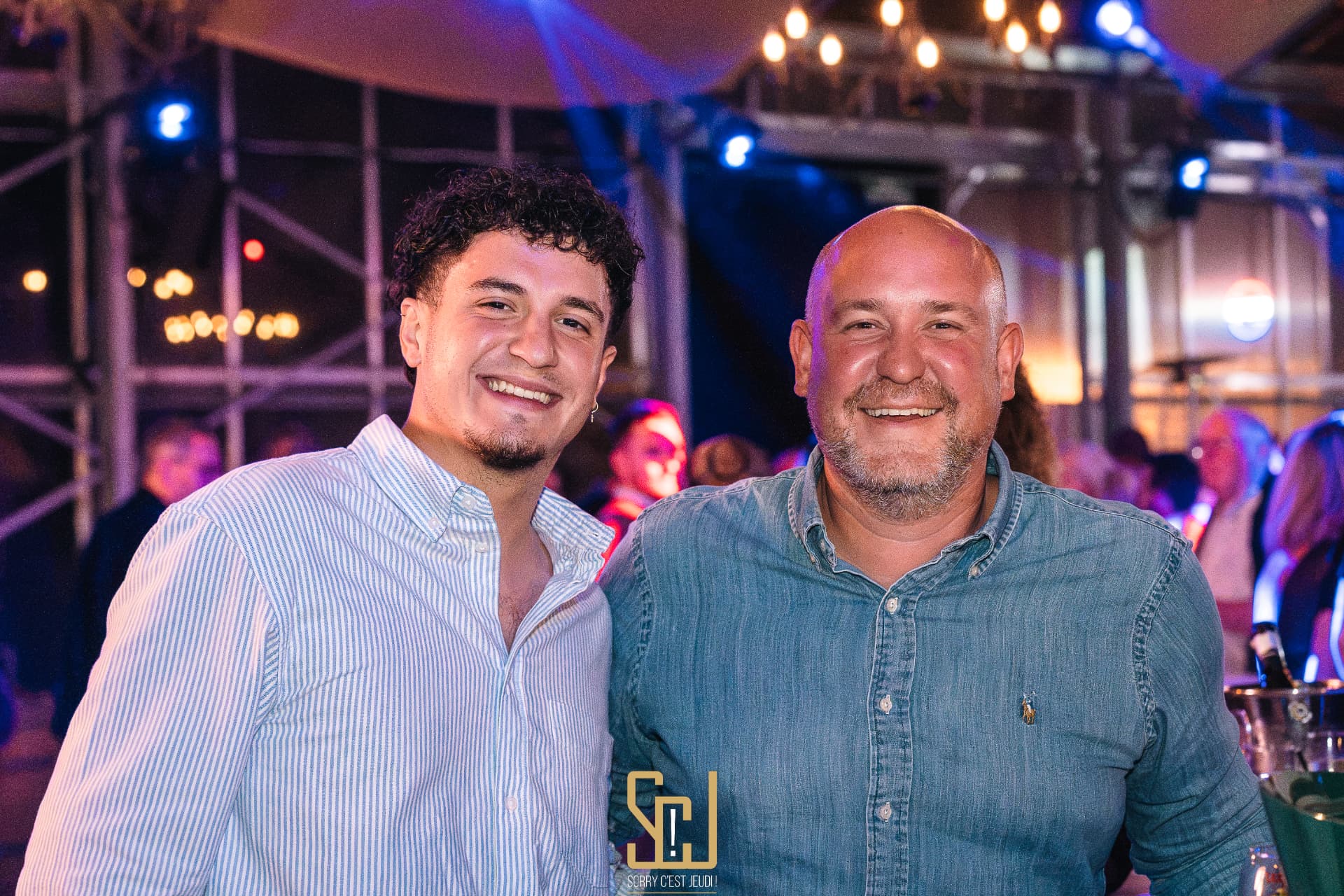 Amis souriants à la soirée