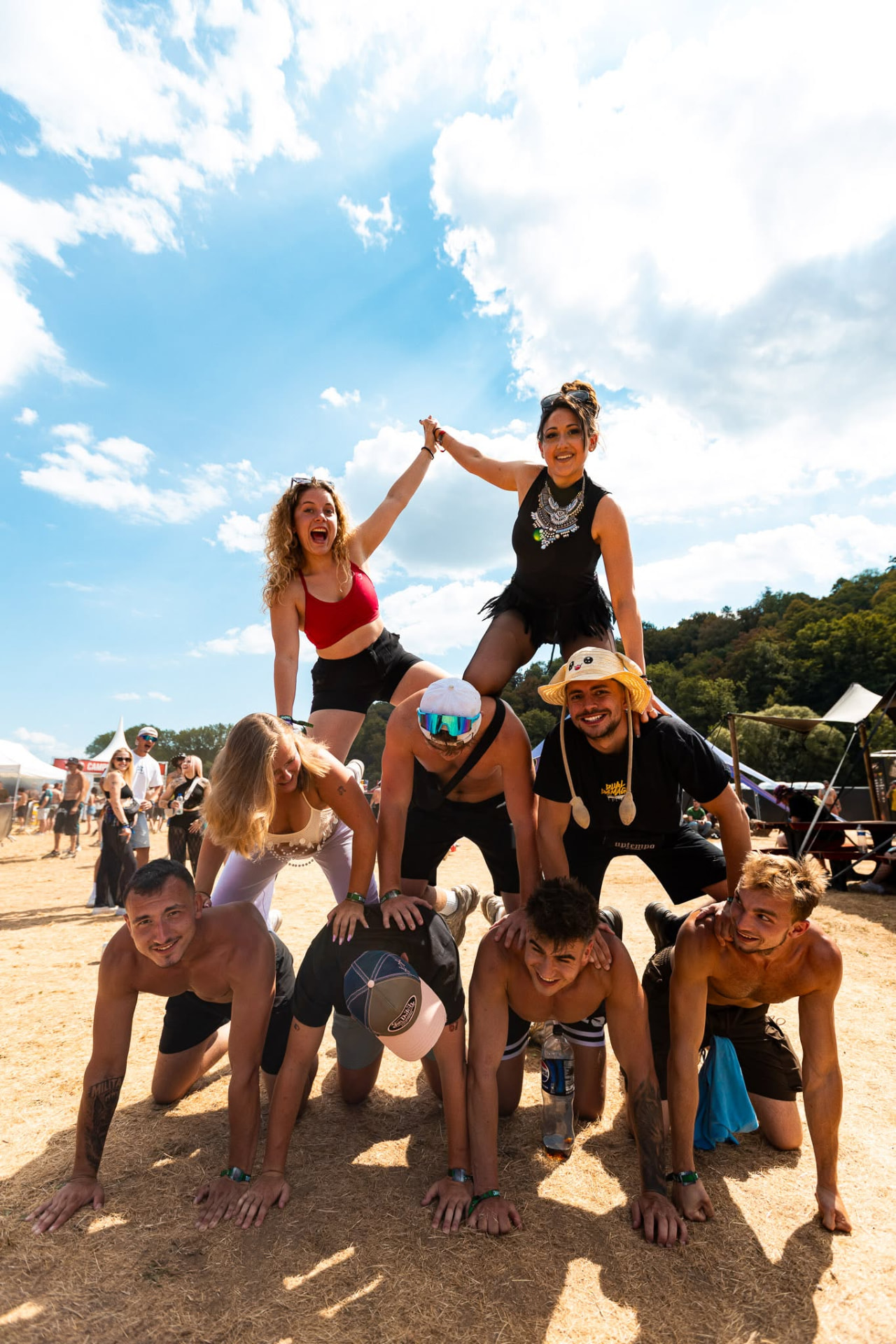 Pyramide humaine de festivaliers au soleil