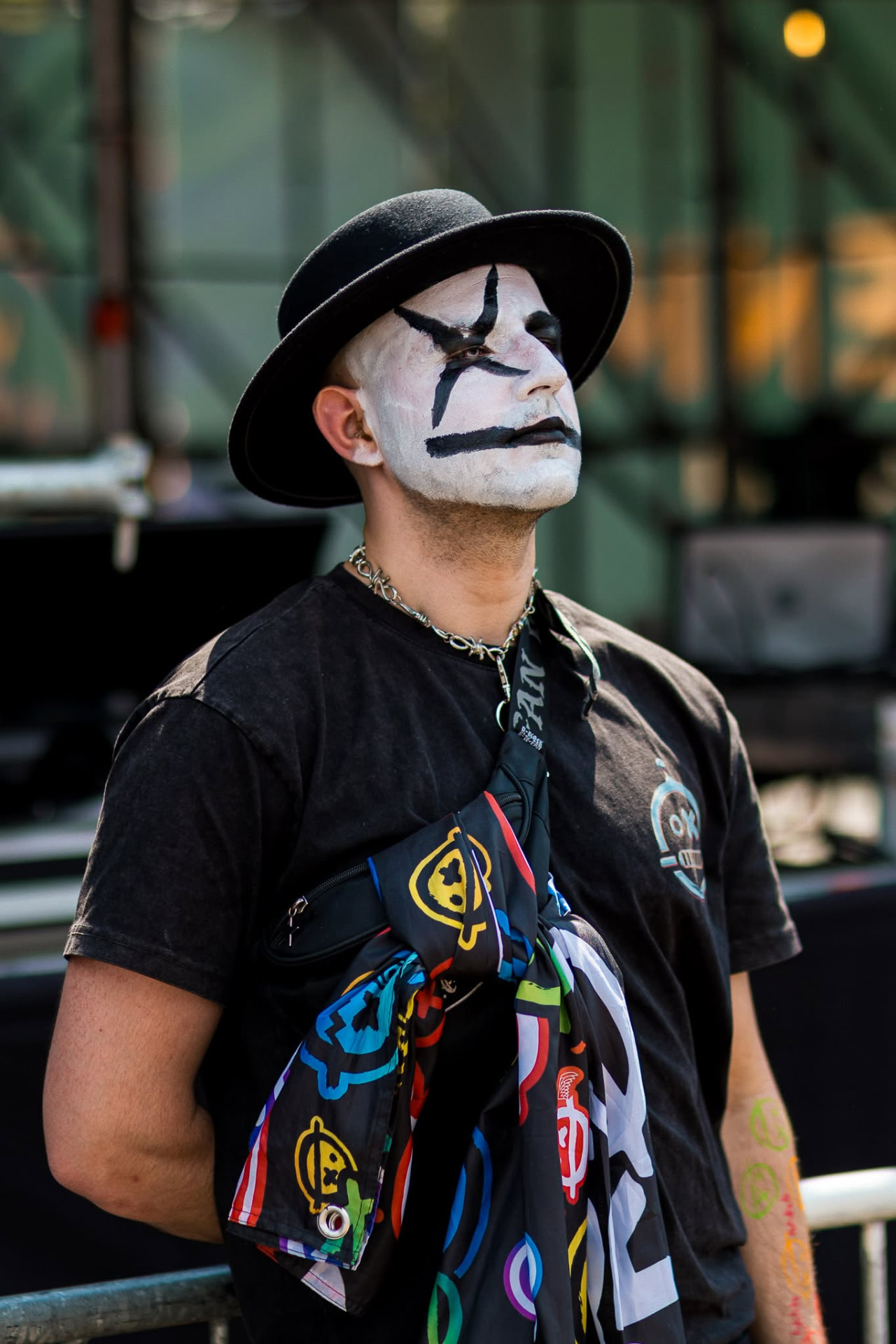 Festivalier maquillé en noir et blanc
